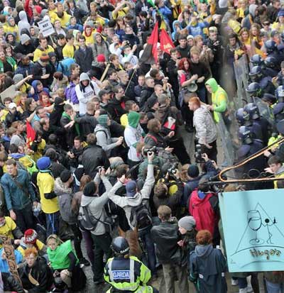 Riot police attack students in Dublin