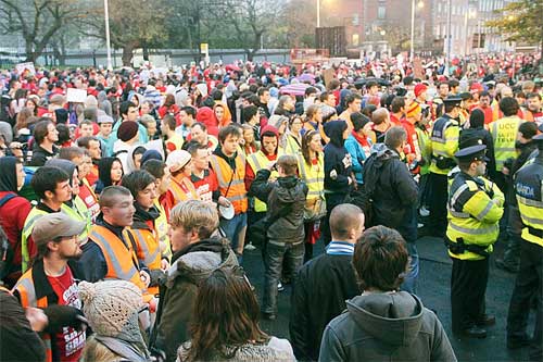 USI stewards form lines to stop USI members in FEE entering the USI demonstration (Photo William Hederman)